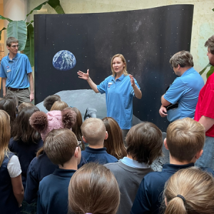 “从地球到月球”展览向学校小组展示